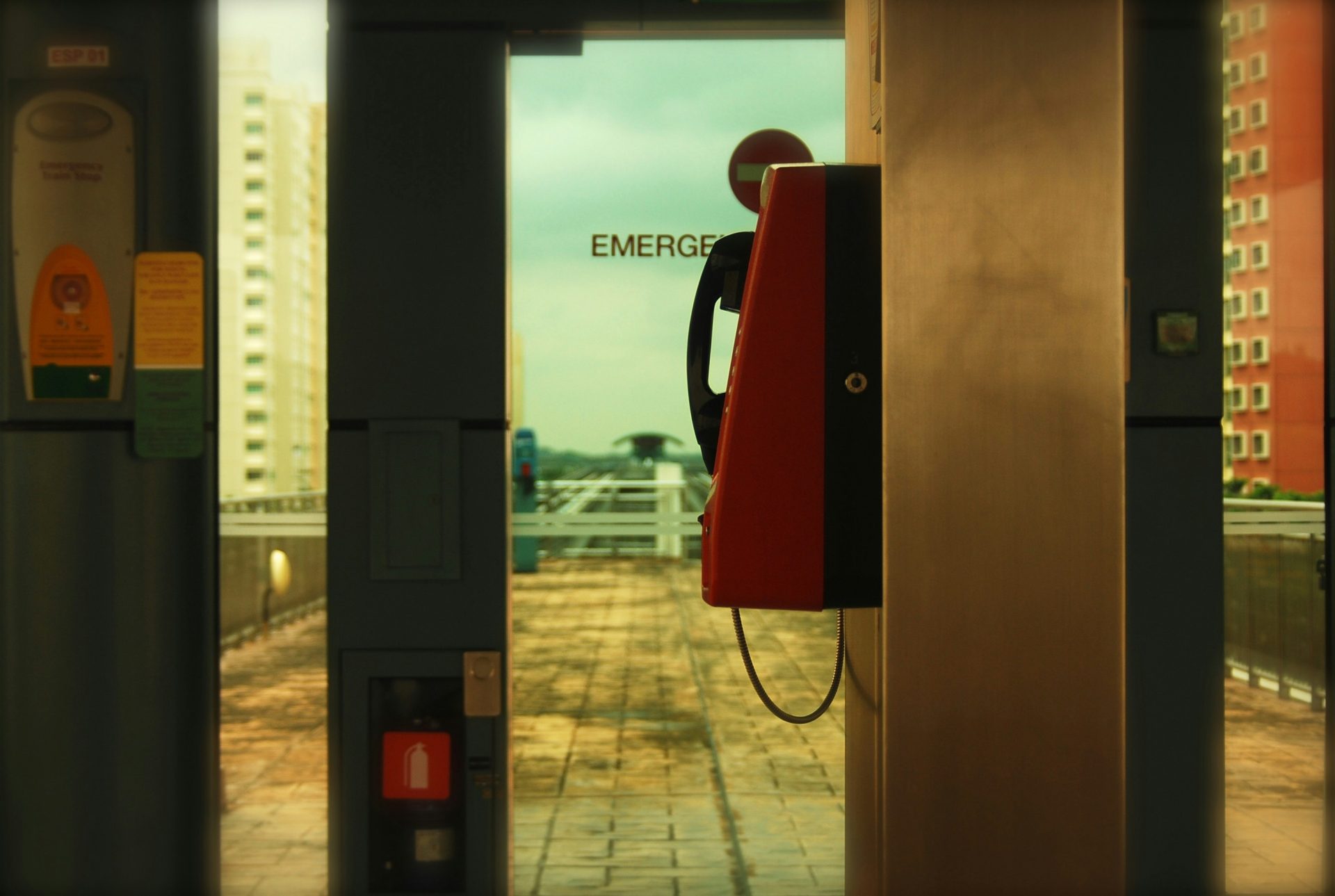 Römer 10,13 Offen für jede Stimme → „Denn jeder, der den Namen des Herrn anruft, wird gerettet werden.“