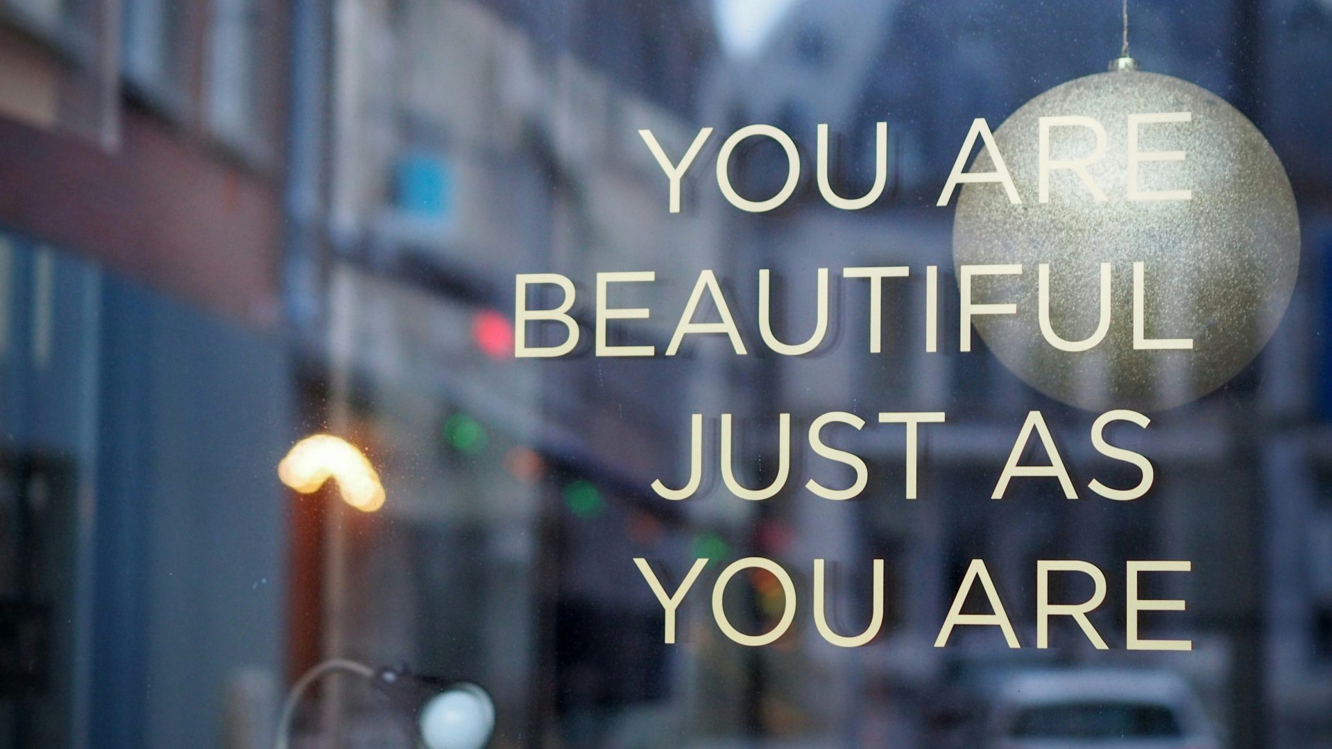 Epheser 4,29 Wort. Stopp. Wirkung. → „Redet nicht schlecht voneinander, sondern habt ein gutes Wort für jeden, der es braucht. Was ihr sagt, soll hilfreich und ermutigend sein, eine Wohltat für alle.“