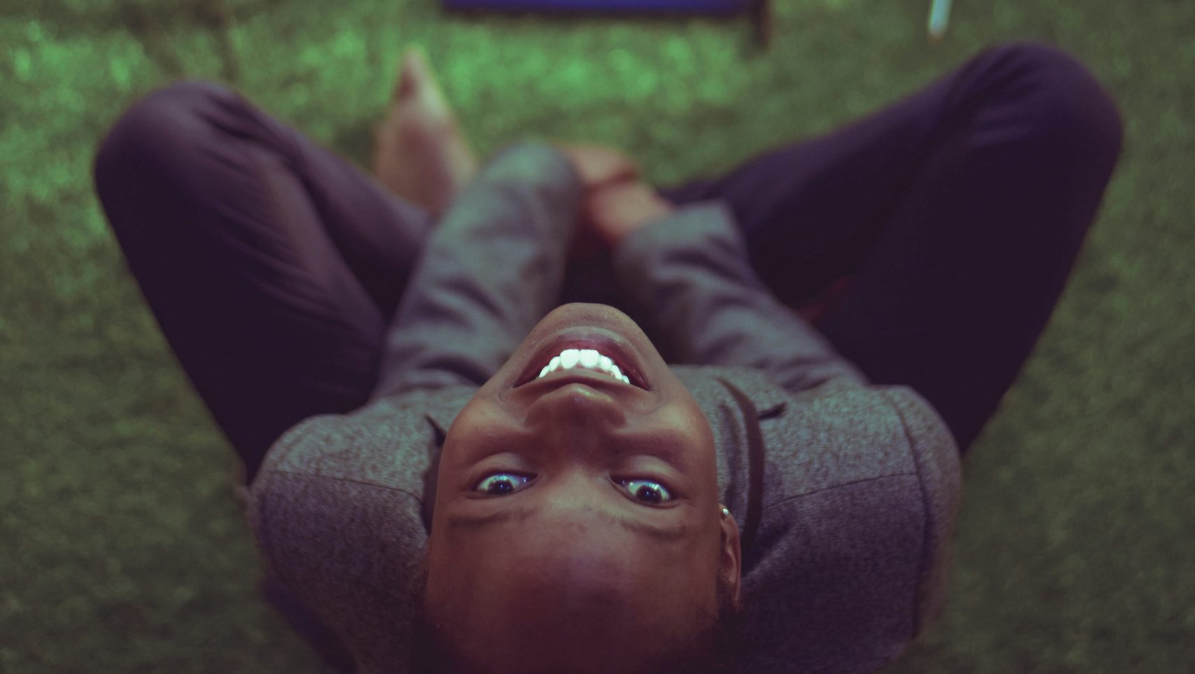 Kolosser 3,1 Such das, was wirklich zählt: Eine Einladung zum Perspektivwechsel → „Wenn ihr nun mit Christus zu einem neuen Leben auferweckt worden seid, dann richtet euch ganz auf Gottes himmlische Welt aus. Seht dahin, wo Christus ist, auf dem Ehrenplatz an Gottes rechter Seite.“