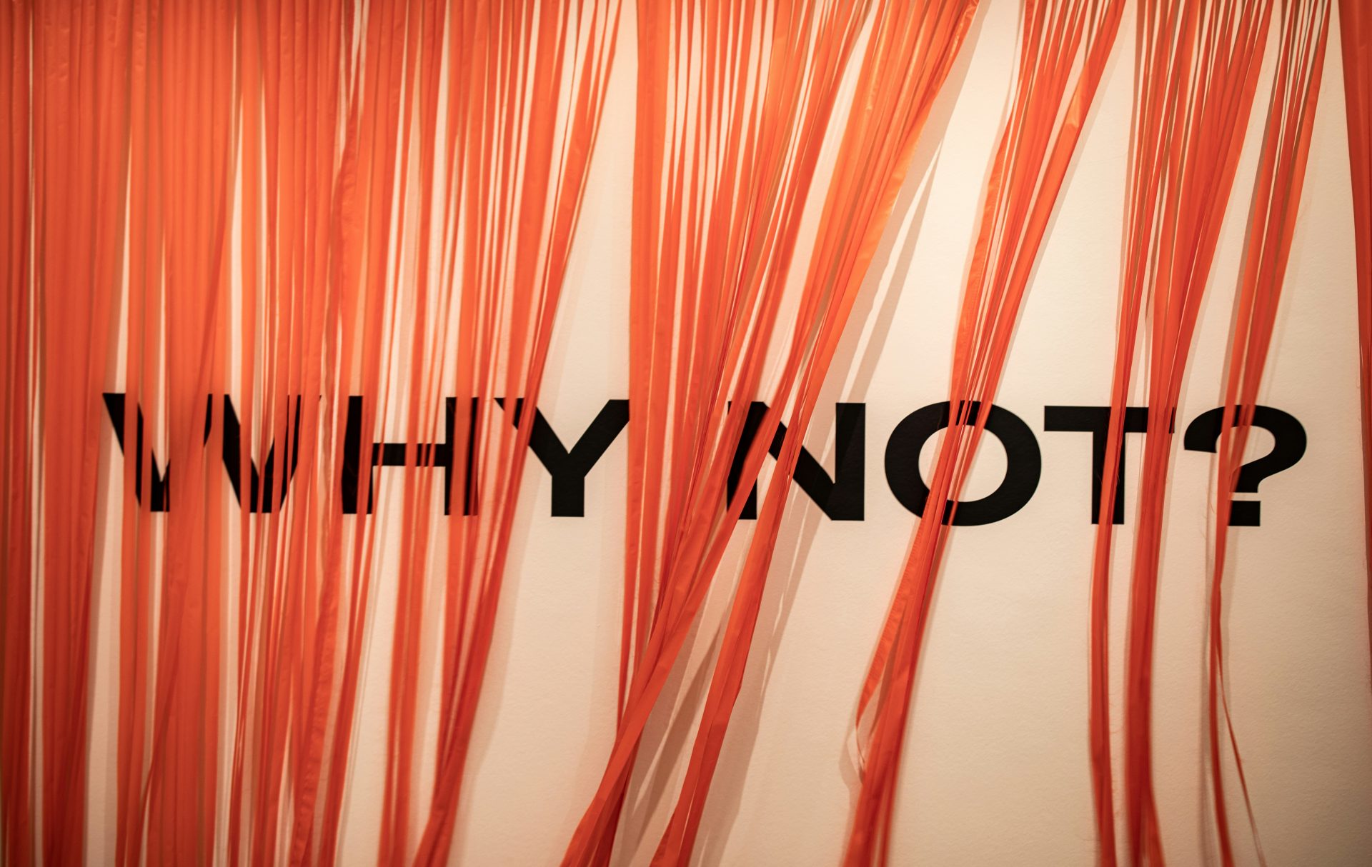 Hebräer 4,16 Tritt ein, bleib nicht draußen! Gnade hat keine Warteschlange → „Er tritt für uns ein, daher dürfen wir voller Zuversicht und ohne Angst vor Gottes Thron kommen. Gott wird uns seine Barmherzigkeit und Gnade zuwenden, wenn wir seine Hilfe brauchen“