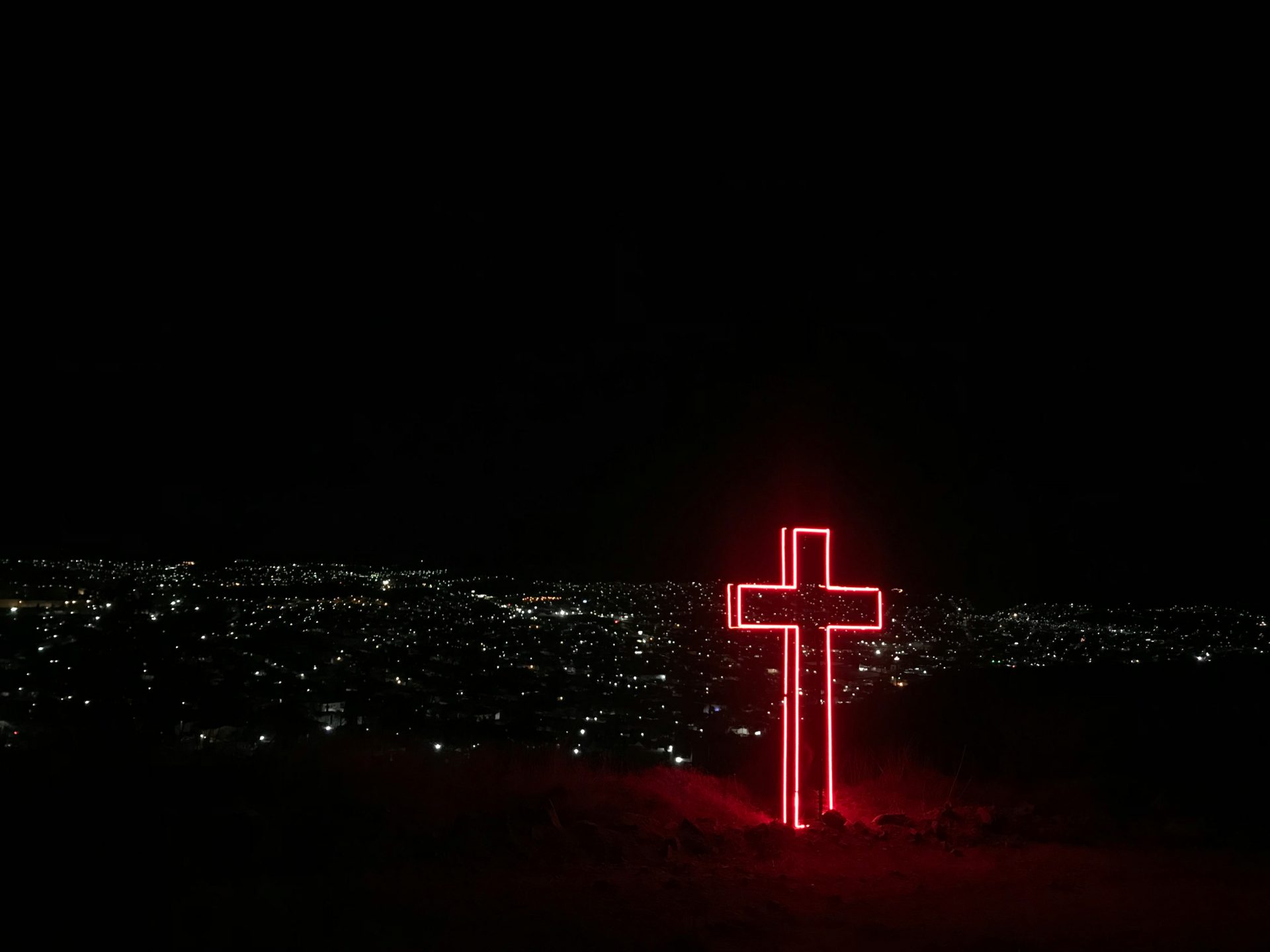 Römer 3,25 Wie viel Gnade trägt Gerechtigkeit? → „Um unsere Schuld zu sühnen, hat Gott seinen Sohn am Kreuz vor aller Welt sterben lassen. Jesus hat sein Blut für uns vergossen und mit diesem Opfer die Vergebung für alle erwirkt, die daran glauben. Daran zeigt sich, dass es gerecht von Gott war, als er die Sünden der Menschen bisher ertrug“