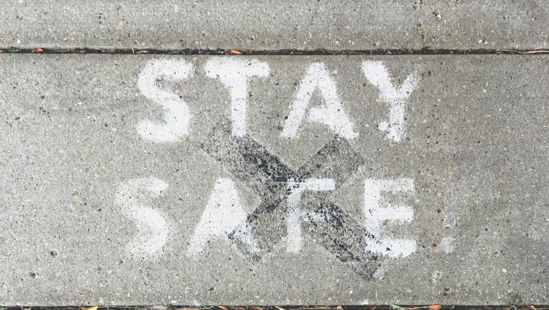 Römer 8,38-39 Bleib drin. Bitte. → „Denn ich bin ganz sicher: Weder Tod noch Leben, weder Engel noch Dämonen, weder Gegenwärtiges noch Zukünftiges noch irgendwelche Gewalten, weder Hohes noch Tiefes oder sonst irgendetwas auf der Welt können uns von der Liebe Gottes trennen, die er uns in Jesus Christus, unserem Herrn, schenkt.“