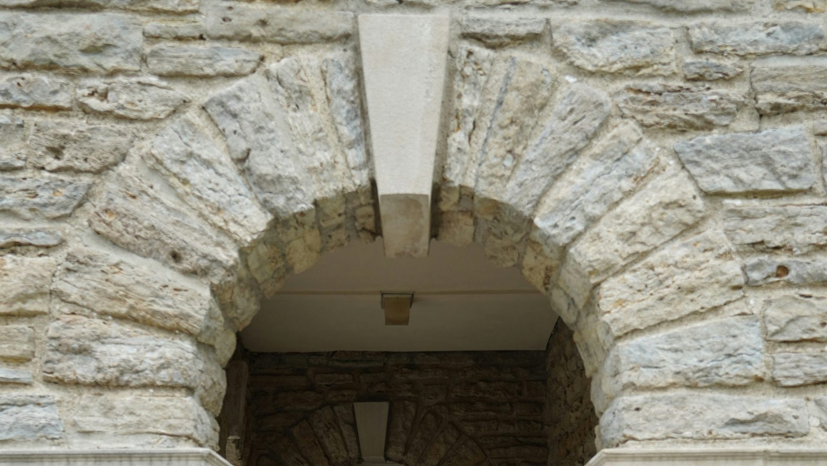 Markus 12,10 Nicht brauchbar? Echt jetzt. → „Der Stein, den die Bauarbeiter weggeworfen haben, weil sie ihn für unbrauchbar hielten, ist nun zum Grundstein des ganzen Hauses geworden.“