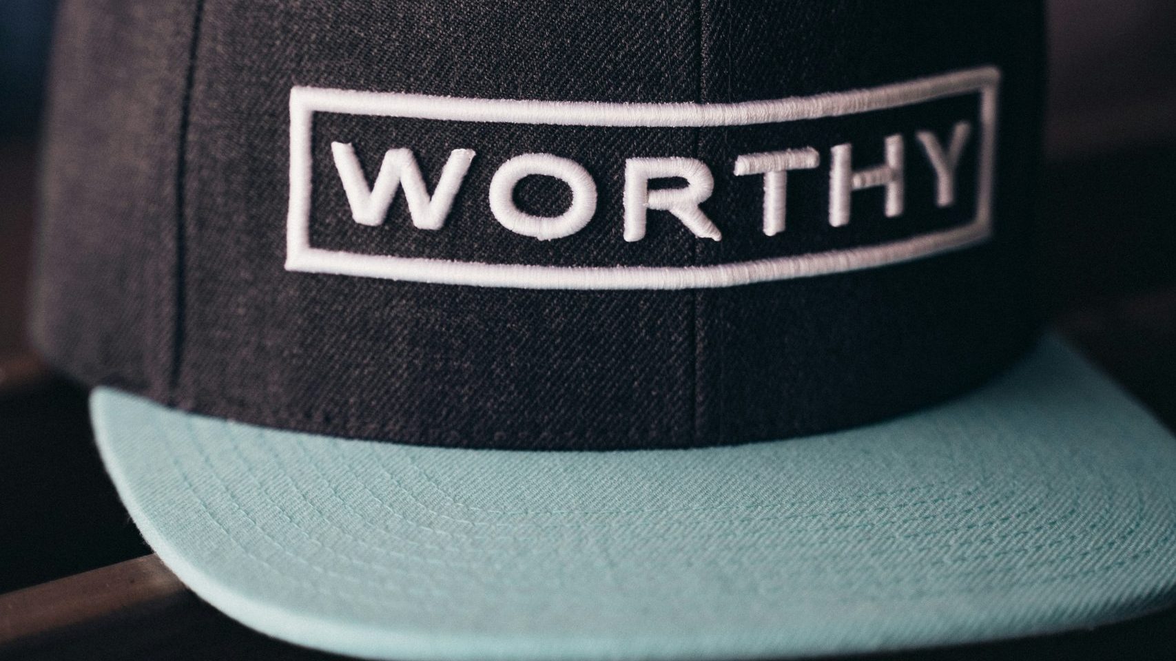 Psalm 23,5-6 Tisch der Begegnung → „Du lädst mich ein und deckst mir den Tisch vor den Augen meiner Feinde. Du begrüßt mich wie ein Hausherr seinen Gast und füllst meinen Becher bis zum Rand. Deine Güte und Liebe begleiten mich Tag für Tag; in deinem Haus darf ich bleiben mein Leben lang.“