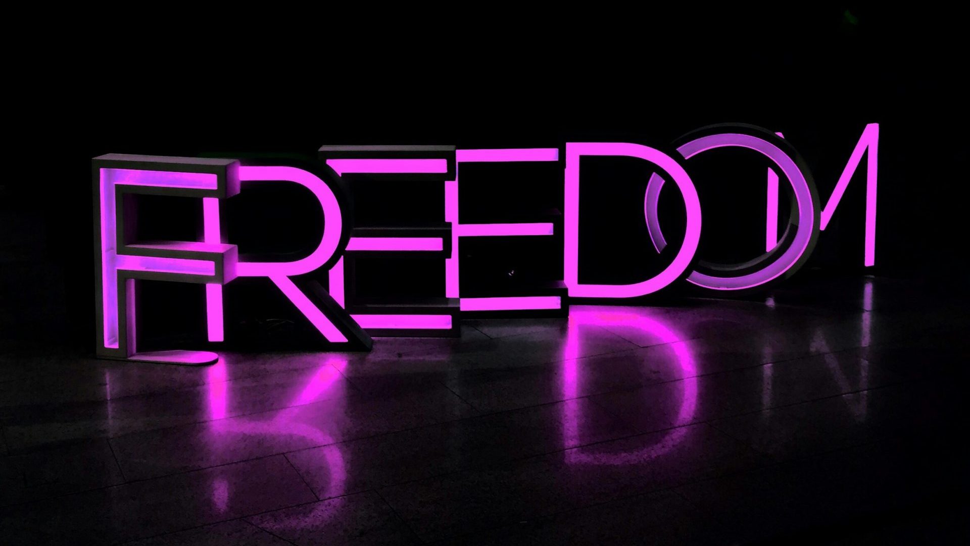 Johannes 8,12 Blinde Flecken und Lichtblicke → Ein anderes Mal sagte Jesus zu den Menschen: »Ich bin das Licht für die Welt. Wer mir nachfolgt, wird nicht in der Dunkelheit umherirren, sondern er hat das Licht, das ihn zum Leben führt.«