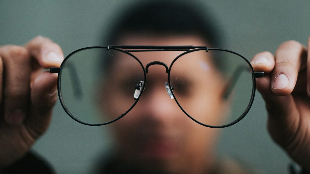 5. Mose 7,9 Klarheit, die trägt → So erkennt doch: Der Herr, euer Gott, ist der wahre und treue Gott! Über Tausende von Generationen steht er zu seinem Bund und erweist allen seine Güte, die ihn lieben und sich an seine Gebote halten.