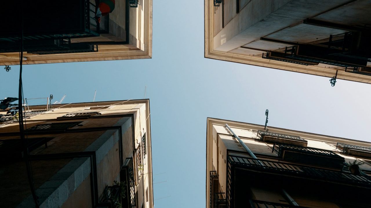 Kolosser 3,2 Neue Perspektive für heute → Ja, richtet eure Gedanken auf Gottes himmlische Welt und nicht auf das, was diese irdische Welt ausmacht.