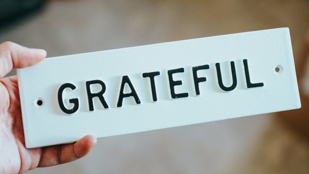 Praktiziere Dankbarkeit → 1. Thessalonicher 5,18 | Kolosser 3,15–16 | Psalm 103,2